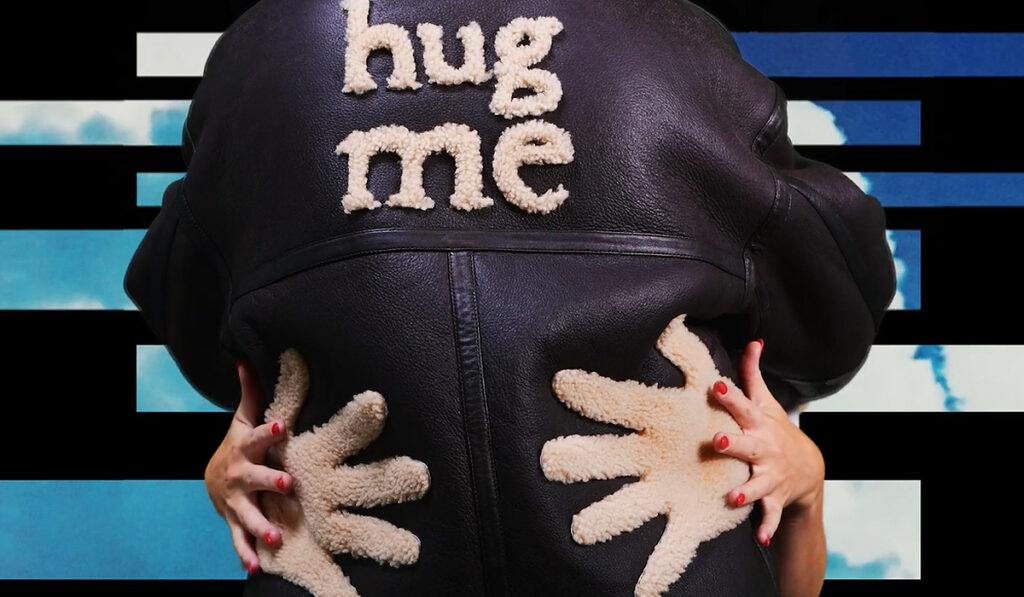 Hug me discount moschino